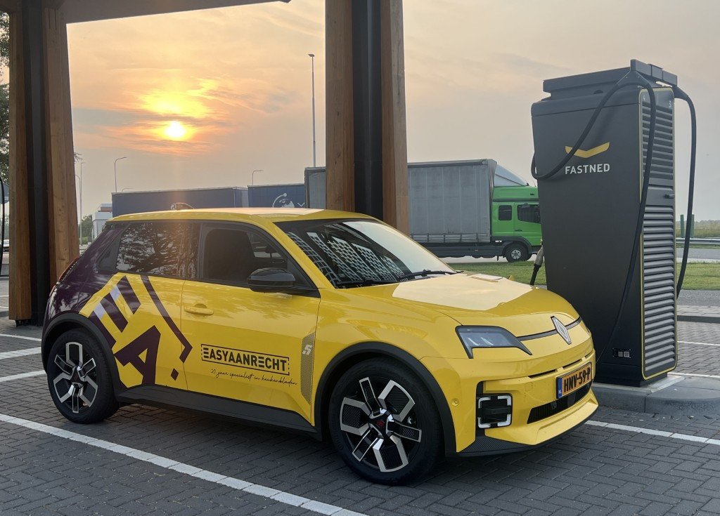 Gele Easyaanrecht auto bij fastned, elektrische renault 5.